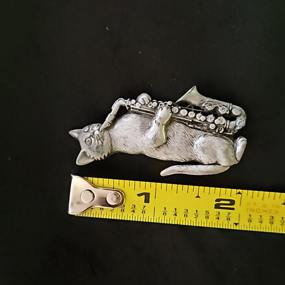 Cat playing Saxophono pewter Brooch pin Jewelry